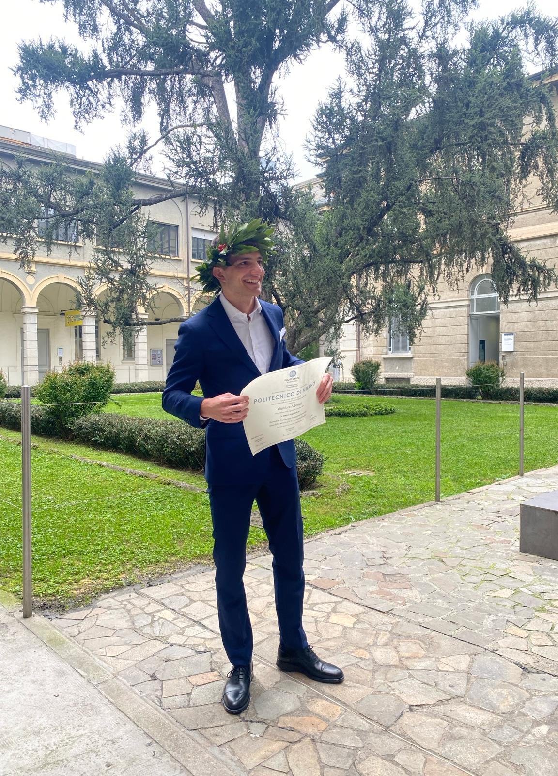 Foto di laurea con corona d'alloro